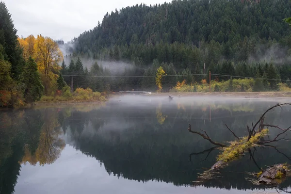 Beau Paysage Aux Couleurs Automnales Reflétant Sur Surface Eau Réservoir — Photo