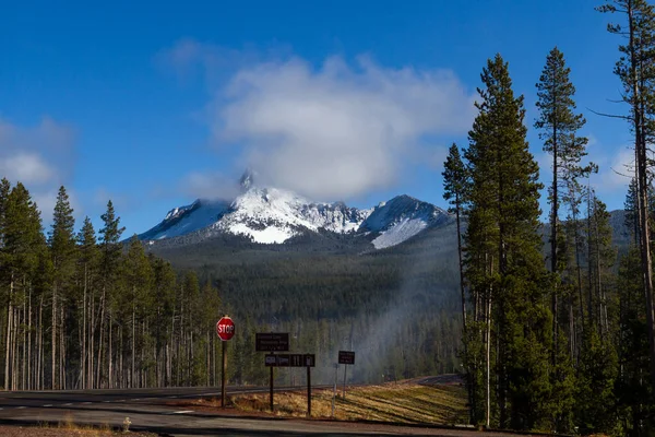 Mount Thielsen Oregonu Trochou Sněhu Pozdního Podzimu Nahlížený Pohledu Vytáhnout — Stock fotografie