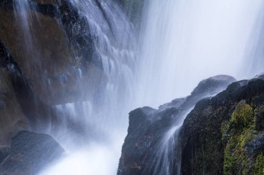büyük kayalar güçlü bir şelale Güney Oregon gelen sıçramasına su yakın çekim