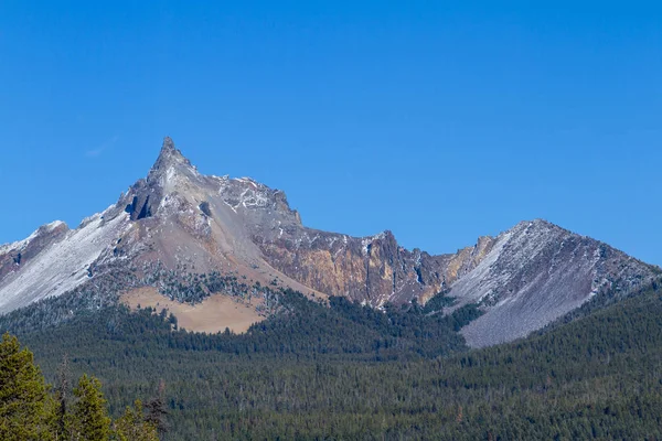 Mount Thielsen Oregon Med Lite Snö Senhösten Sett Från Viewpoint — Stockfoto