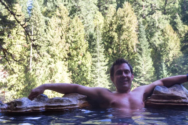 Man Relaxing Hot Mineral Pools Surrounded Forest Mountains Oregon — Stock Photo, Image