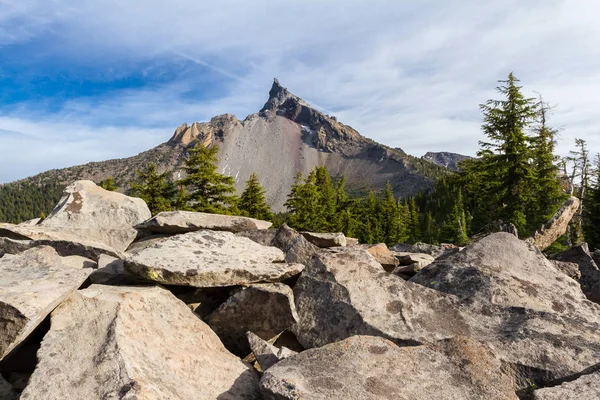 Vacker Utsikt Över Mount Thielsen Från Leden Med Grön Skog — Stockfoto