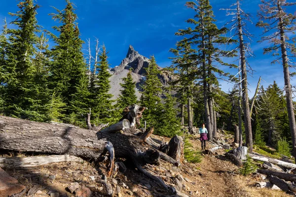 Kobieta Pieszych Mount Thielsen Oregon Głęboko Błękitne Niebo Szczyt Góry — Zdjęcie stockowe