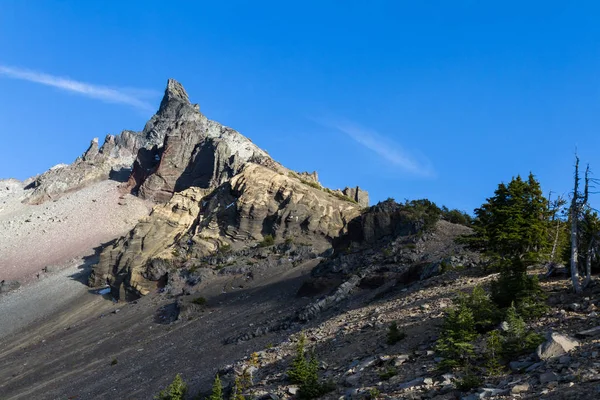 Bella Vista Del Monte Thielsen Dal Sentiero Con Alcuni Alberi — Foto Stock