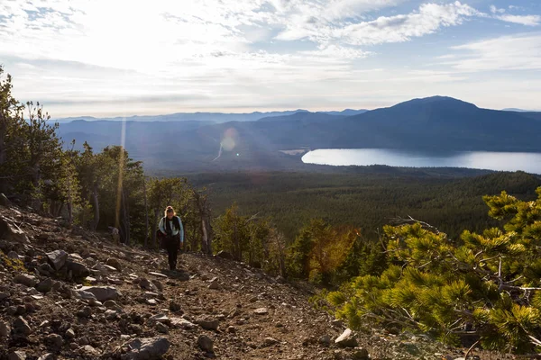 Kavkazské Ženy Turista Cestě Vrcholu Mount Thielsen Diamond Jezero Pozadí — Stock fotografie