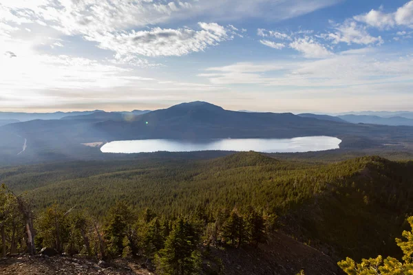 View Diamond Lake Mount Thielsen Trail Dense Forest Vegetation Foreground — Stock Photo, Image
