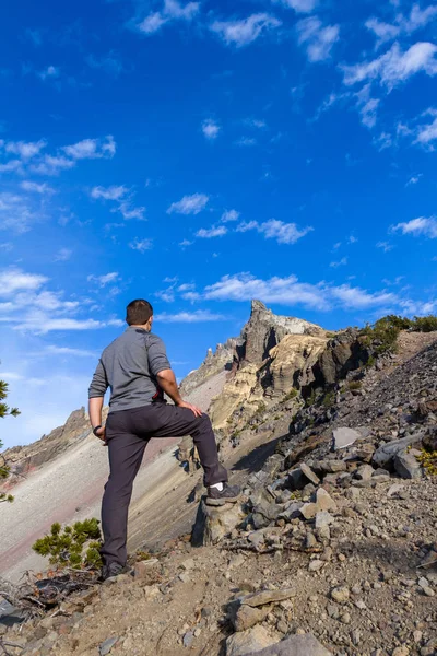 Jovem Ativo Aproximando Cume Montanha Com Céu Azul Condições Ensolaradas — Fotografia de Stock