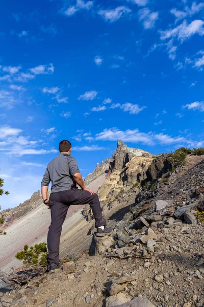 Jeune Homme Actif Approchant Sommet Montagne Avec Ciel Bleu Ensoleillé — Photo