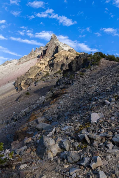 岩のディテールとオレゴン州のマウント Thielsen を形成する層のクローズ アップ — ストック写真