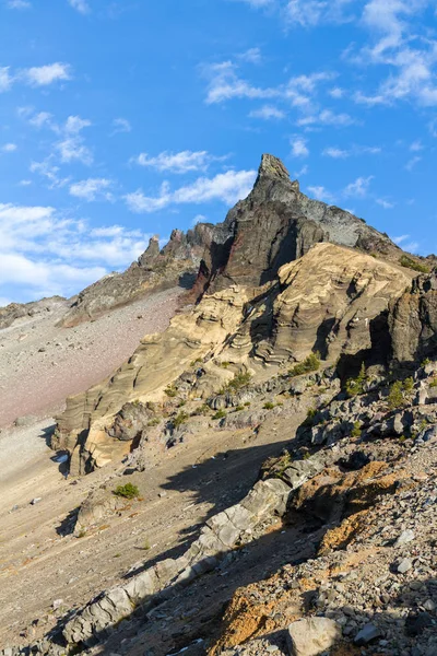 岩のディテールとオレゴン州のマウント Thielsen を形成する層のクローズ アップ — ストック写真