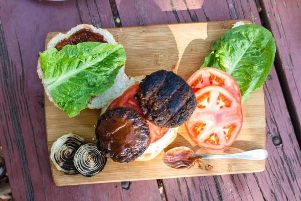 Hamburguesa Parrilla Base Plantas Servida Con Una Salsa Casera Tomate — Foto de Stock