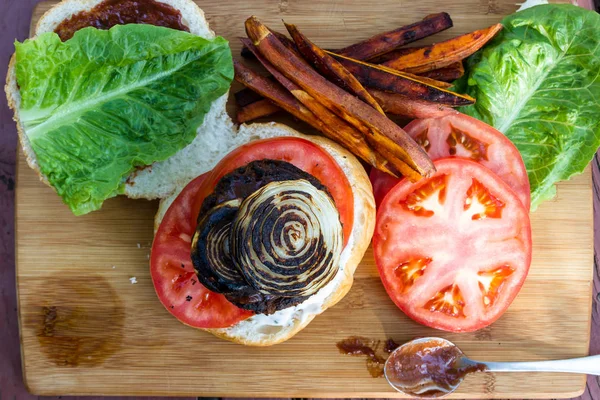 Burger Base Plantes Grillées Servi Avec Une Sauce Maison Tomate — Photo