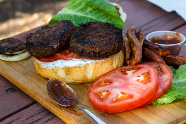 Hamburger Base Piante Grigliate Servito Con Salsa Fatta Casa Pomodoro — Foto Stock