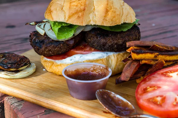 Grilovaná Rostlinného Burger Podávaný Domácí Omáčkou Čerstvé Rajče Salát Dřevěném — Stock fotografie