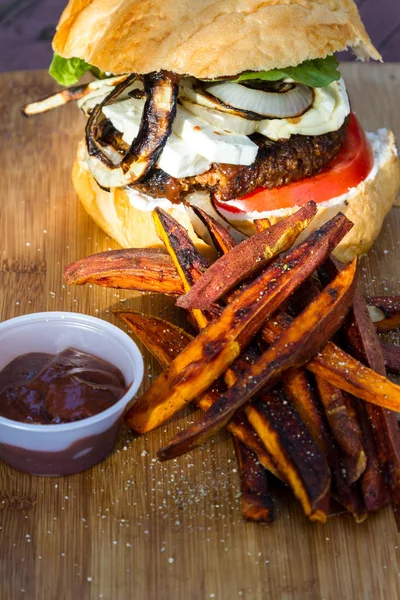 Izgara Bitki Esaslı Burger Hizmet Ile Sos Tatlı Patates Kızartması — Stok fotoğraf