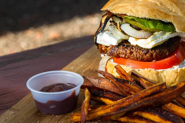 Grilovaná Rostlinného Burger Podávaný Domácí Omáčky Sladké Bramborové Hranolky Dřevěném — Stock fotografie
