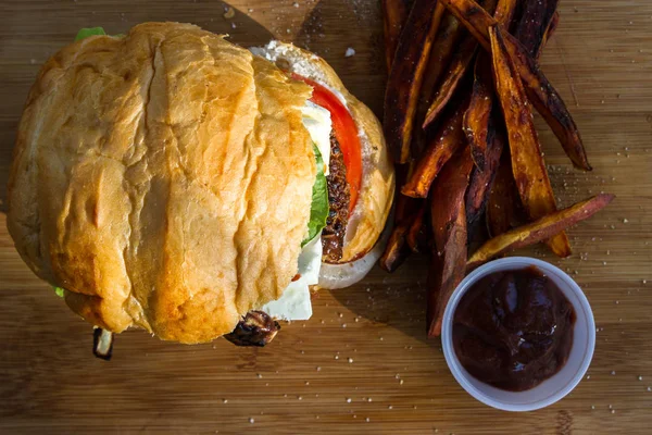 Grilovaná Rostlinného Burger Podávaný Domácí Omáčky Sladké Bramborové Hranolky Dřevěném — Stock fotografie