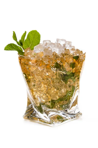 Närbild Mint Julep Serveras Över Krossad Med Myntablad Och Enkel — Stockfoto