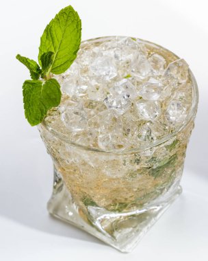 Sakinleşmek ezilmiş buz üzerine nane yaprakları ile hizmet ve basit şurubu beyaz bir arka plan üzerinde izole kapatmak