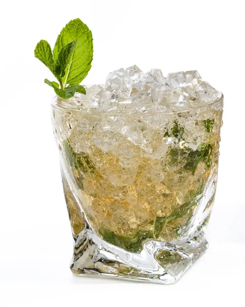 Närbild Mint Julep Serveras Över Krossad Med Myntablad Och Enkel — Stockfoto