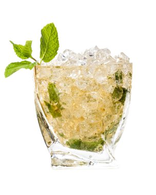 Sakinleşmek ezilmiş buz üzerine nane yaprakları ile hizmet ve basit şurubu beyaz bir arka plan üzerinde izole kapatmak
