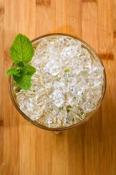 Nær Mint Julep Cocktail Servert Trestang Pyntet Med Fersk Mynte – stockfoto