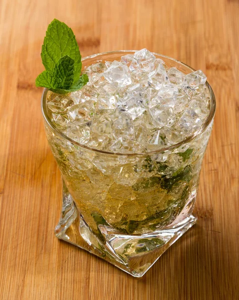 Närbild Mint Julep Cocktail Serverad Trä Bar Garnerad Med Kvist — Stockfoto