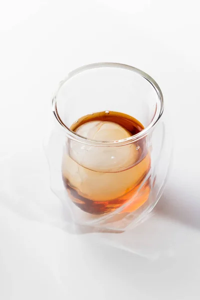 Bourbon Sloužil Dvojité Obezděné Whisky Sklenice Podávaný Led Koule Bílém — Stock fotografie