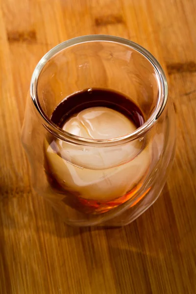 Rechte Whiskey Geserveerd Een Dubbel Ommuurde Whisky Glas Geserveerd Met — Stockfoto