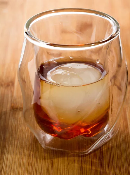Straight Whiskey Serwowane Szklance Dwuosobowy Murem Whisky Serwowane Kula Lodu — Zdjęcie stockowe