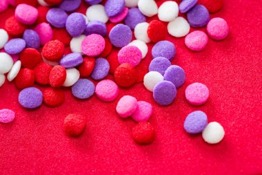 makro küçük yenilebilir bir grup kırmızı arka plan solma Sevgililer süslemeleri farklı hades kırmızı ve beyaz çikolata şeker