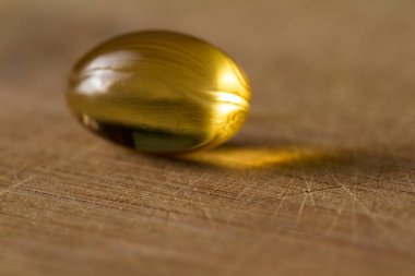 Kenevir ahşap bir masa üzerinde yapılan bir Cbd yağı kapsülü, yakın çekim
