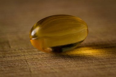 Kenevir ahşap bir masa üzerinde yapılan bir Cbd yağı kapsülü, yakın çekim