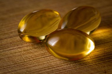 Cbd yağı kapsül kenevir ahşap bir masa üzerinde yapılan yakın çekim
