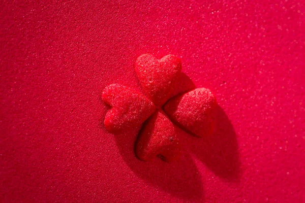 小可食用糖形状的心脏的宏在充满活力的红色作为装饰为烘焙食品 — 图库照片