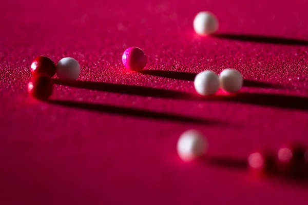 Makro Einer Gruppe Kleiner Essbarer Zuckerstreusel Mit Langen Schatten Als — Stockfoto