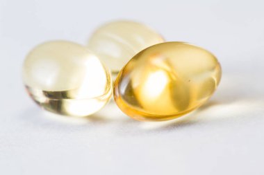 beyaz bir arka plan üzerinde izole kenevir yapılmış Cbd yağı kapsül yakın çekim