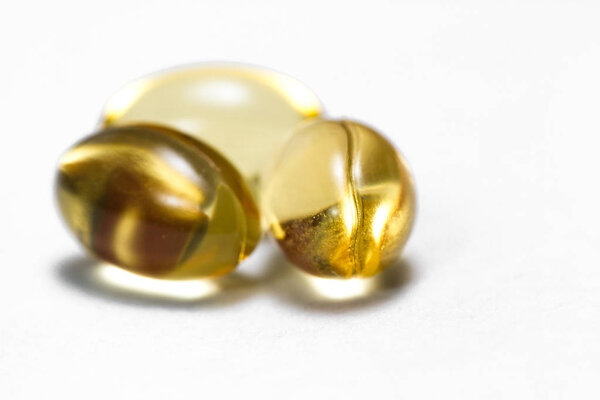 крупным планом капсулы масла CBD, сделанные из конопли изолированы на белом фоне
