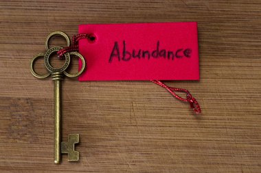 bir anahtar ve bir etiket üzerine ahşap arka plan üzerinde el yazısı kelime bereket ile kullanarak kavramı görüntü