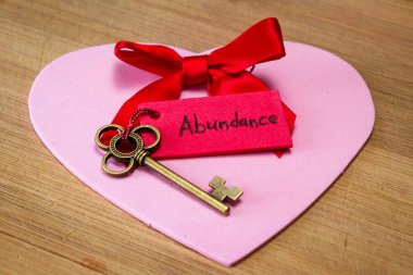 bir anahtar ve bir etiket üzerine pembe kalp üzerinde el yazısı kelime bereket ile kullanarak kavramı görüntü