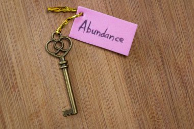 bir anahtar ve bir etiket üzerine ahşap arka plan üzerinde el yazısı kelime bereket ile kullanarak kavramı görüntü