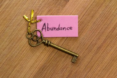 bir anahtar ve bir etiket üzerine ahşap arka plan üzerinde el yazısı kelime bereket ile kullanarak kavramı görüntü