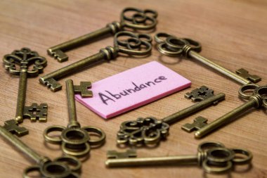 Eski anahtarları ve bir etiket üzerine ahşap arka plan üzerinde el yazısı kelime bereket ile kullanarak kavramı görüntü