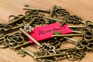 Eski anahtarları ve bir etiket üzerine ahşap arka plan üzerinde el yazısı kelime bereket ile kullanarak kavramı görüntü