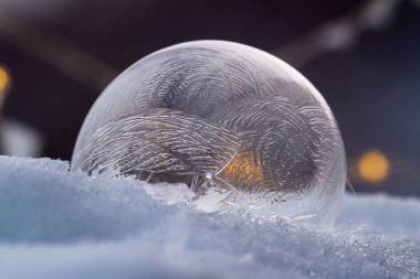 Hızla nedeniyle aşırı soğuk sıcaklık kışın buz gibi küçük bir sabun köpüğü, yakın çekim