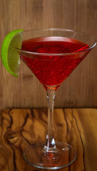 Nahaufnahme Eines Kosmos Serviert Einem Martini Glas Garniert Mit Einer — Stockfoto