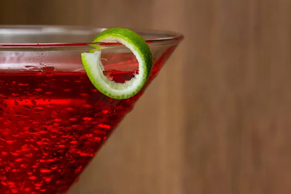 Gros Plan Cosmo Servi Dans Verre Martini Garni Une Lime — Photo