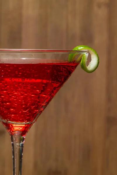 Ahşap Arka Plan Üzerinde Bir Kireç Ile Süslenmiş Bir Martini — Stok fotoğraf