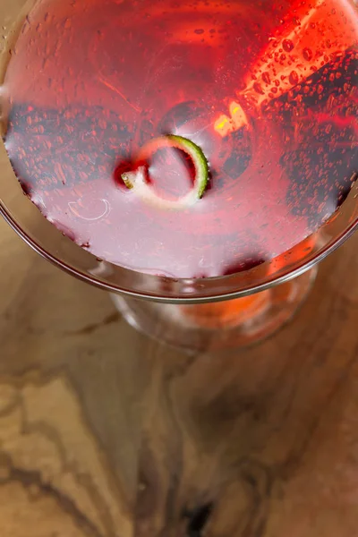 Close Cosmo Servido Copo Martini Decorado Com Limão Sobre Fundo — Fotografia de Stock