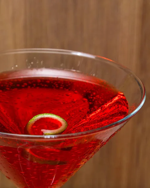 Primo Piano Cosmo Servito Bicchiere Martini Guarnito Con Una Calce — Foto Stock